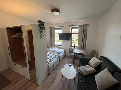 Bed, TV and multimedia, Photo of the whole room, Seating area, wardrobe