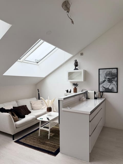 TV and multimedia, Coffee/tea facilities, Kitchen or kitchenette, Living room, Seating area, Dining area