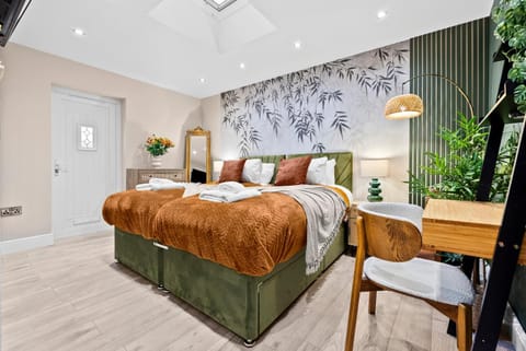 Bed, Living room, Photo of the whole room, Seating area, Bedroom