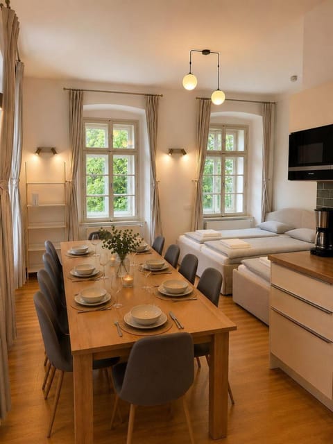 Bed, Photo of the whole room, Seating area, Dining area, Bedroom