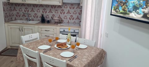 Coffee/tea facilities, Kitchen or kitchenette, Food and drinks, Dining area, stove