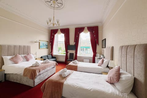Bed, TV and multimedia, Photo of the whole room, Seating area, Bedroom
