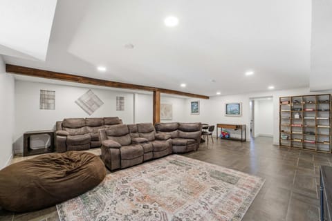 Spacious 5BR Retreat w Game Room Huge Drive & Private Setting House in Ankeny