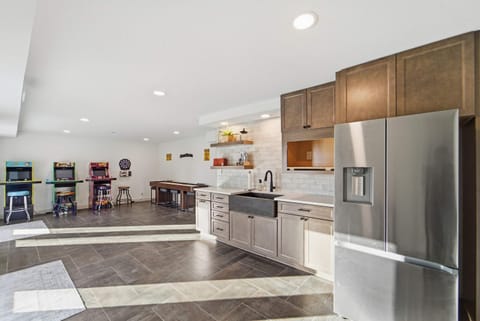 Spacious 5BR Retreat w Game Room Huge Drive & Private Setting House in Ankeny