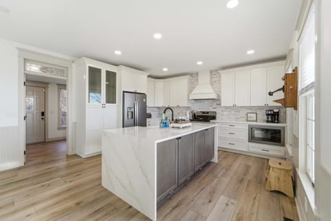 Spacious 5BR Retreat w Game Room Huge Drive & Private Setting House in Ankeny