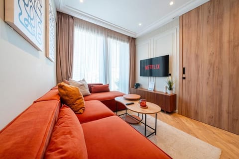 TV and multimedia, Living room, Seating area, Evening entertainment