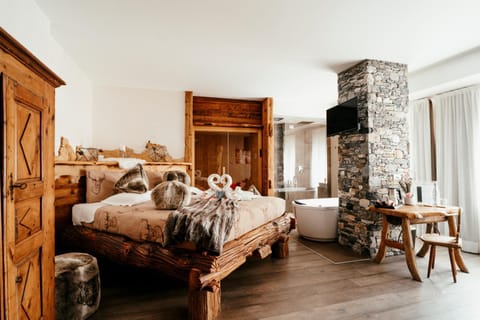 Bed, Living room, Photo of the whole room, Seating area, Bedroom, towels