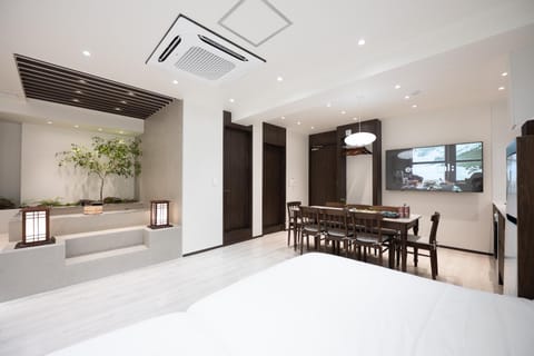 Bed, TV and multimedia, Living room, Photo of the whole room, Seating area, Bedroom, air conditioner