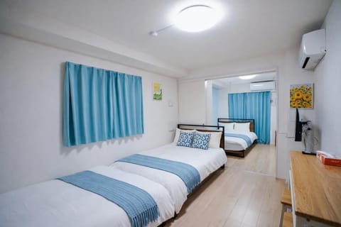 Bed, TV and multimedia, Photo of the whole room, Dining area, Bedroom, internet