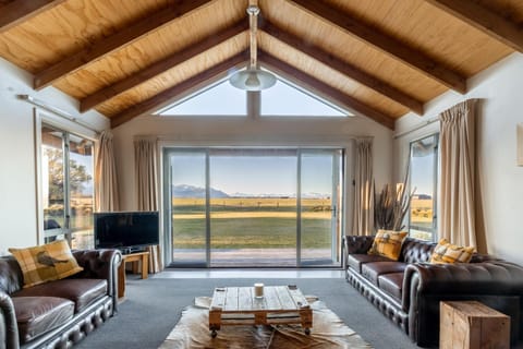 Communal lounge/ TV room, Natural landscape, Living room, Seating area