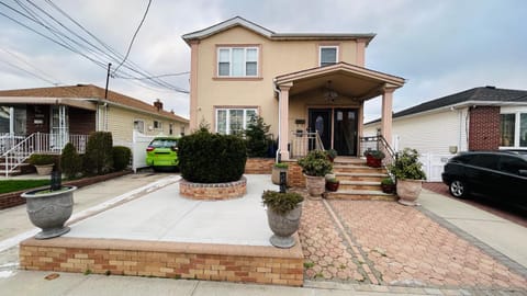 Property building, Day, Neighbourhood, Balcony/Terrace, Garden view, Street view, Location, Parking