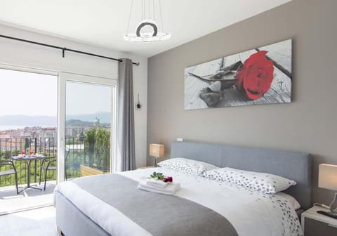 Bed, Natural landscape, View (from property/room), Balcony/Terrace, Photo of the whole room, Bedroom, Lake view, Mountain view