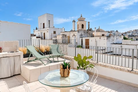 View (from property/room), Balcony/Terrace, Seating area, City view, sunbed