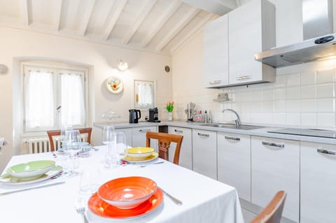 Coffee/tea facilities, Kitchen or kitchenette, Dining area