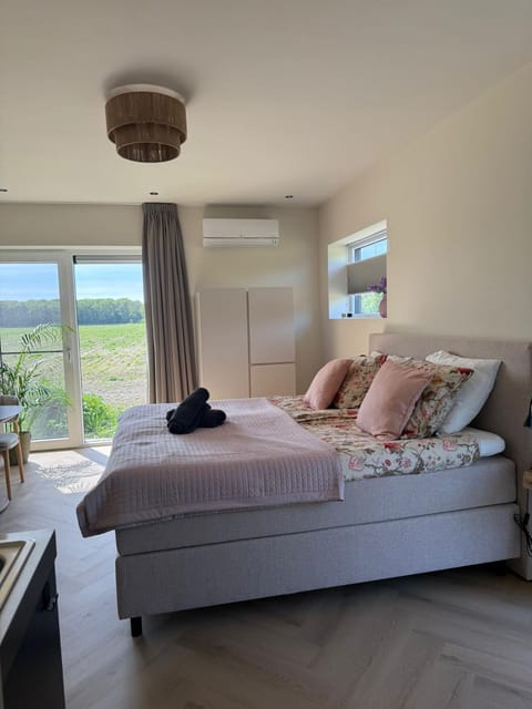 Bed, Bedroom, towels, air conditioner
