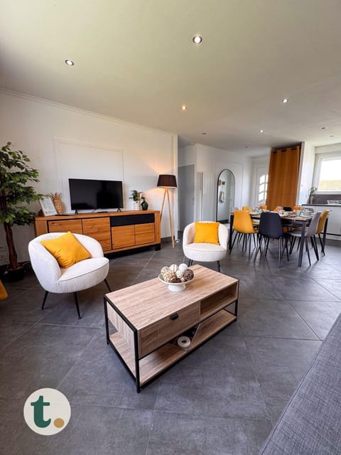 Communal lounge/ TV room, TV and multimedia, Living room, Seating area