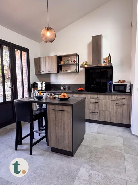 Kitchen or kitchenette, Dining area, oven, stove