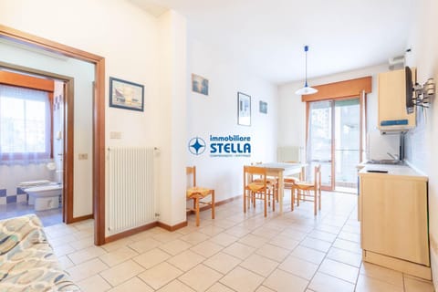 Kitchen or kitchenette, Dining area, oven
