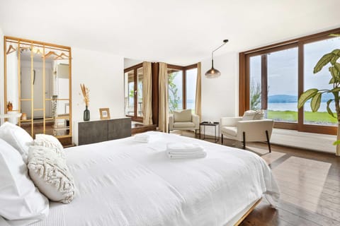 Bed, Photo of the whole room, Seating area, Bedroom, Sea view