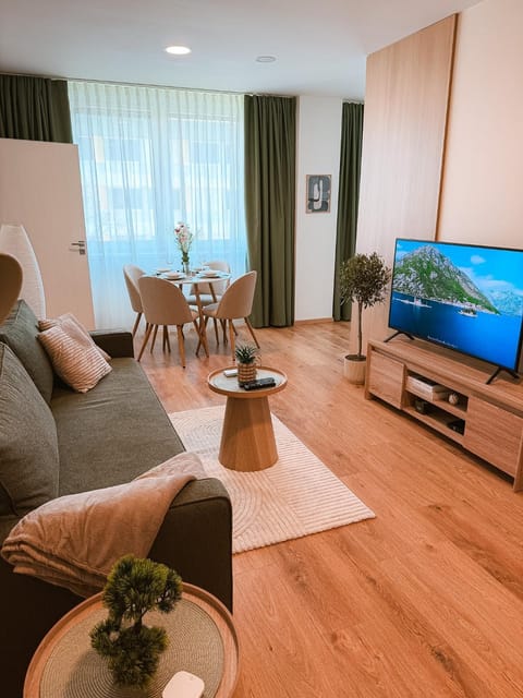 Communal lounge/ TV room, TV and multimedia, Living room, Dining area, Evening entertainment