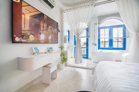 TV and multimedia, Photo of the whole room, Seating area, Bedroom, air conditioner