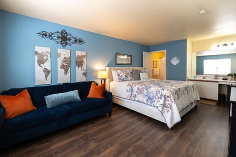 Photo of the whole room, Seating area, Bedroom