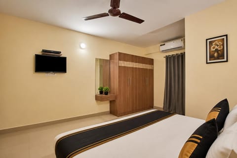 Property building, Bed, TV and multimedia, Photo of the whole room, Evening entertainment, wardrobe, air conditioner
