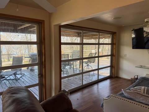 Red Roof Lodge Nature lodge in Tenkiller Ferry Lake