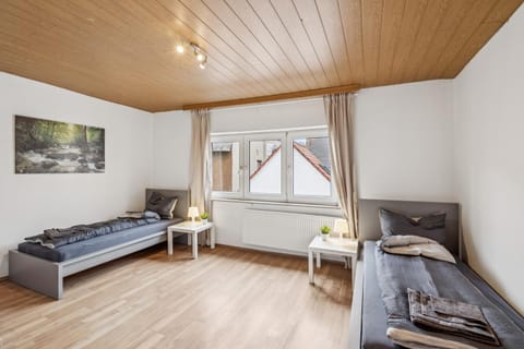 Bed, Bedroom, heating, towels