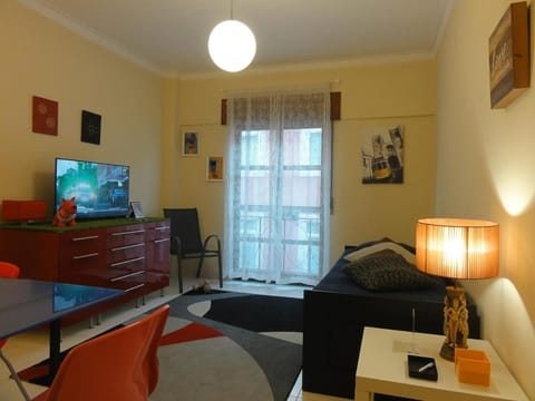 TV and multimedia, Living room, Seating area, Evening entertainment