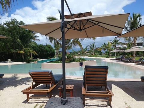 Swimming pool, sunbed