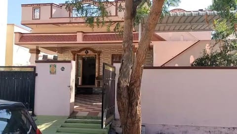 Property building, Facade/entrance, Day