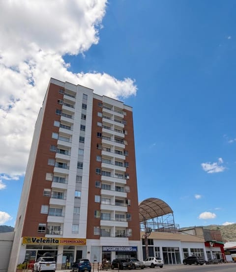 Property building, Nearby landmark, Day, Neighbourhood, Supermarket/grocery shop, Swimming pool, Location, Parking