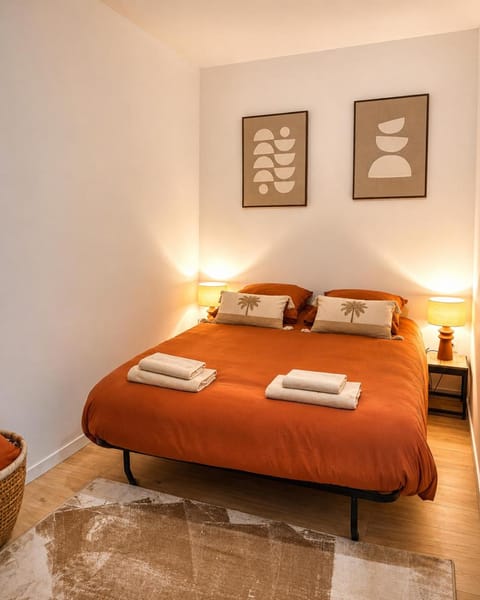 Bed, Photo of the whole room, Bedroom