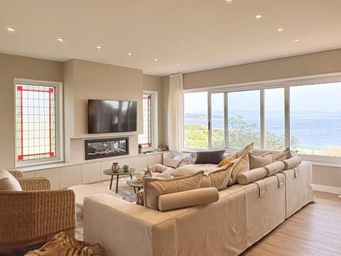 Communal lounge/ TV room, Off site, Natural landscape, TV and multimedia, Living room, Seating area, Sea view