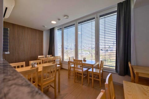 Communal lounge/ TV room, View (from property/room), Kitchen or kitchenette, Dining area, Mountain view, River view