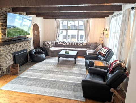 NEW! The Frankfort Beach Retreat - Gorgeous! House in Frankfort