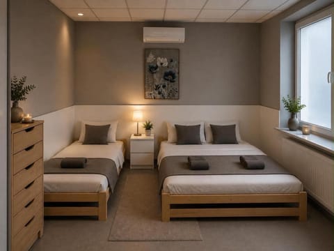 Bed, Photo of the whole room, Seating area, Bedroom, towels, air conditioner