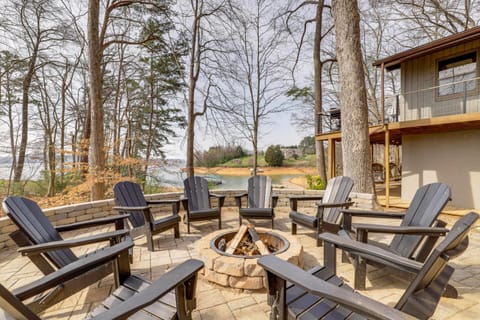 Dock, Deck and Views Cherokee Lake Retreat! House in Morristown