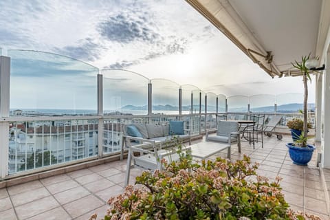 Patio, Day, View (from property/room), Balcony/Terrace, Dining area, Sea view