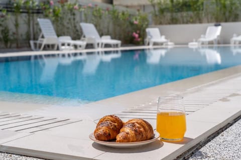 Day, Food and drinks, Pool view, Swimming pool, sunbed