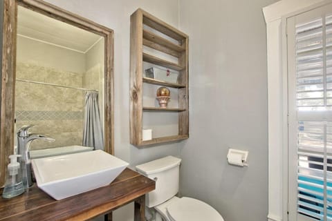 Windmill House -Guest Cottage with Shared Pool House in Spring Branch