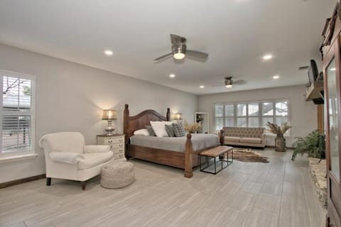 Windmill House -Guest Cottage with Shared Pool House in Spring Branch