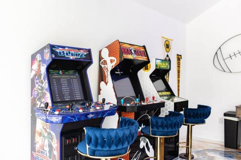 Walk to Notre Dame. Game Room & Hot Tub Hypedome! House in South Bend