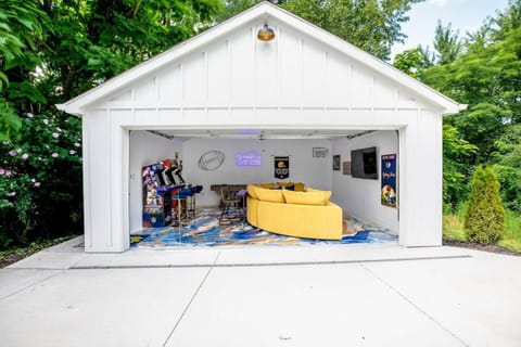 Walk to Notre Dame. Game Room & Hot Tub Hypedome! House in South Bend