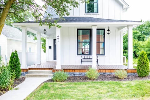 Walk to Notre Dame. Game Room & Hot Tub Hypedome! House in South Bend