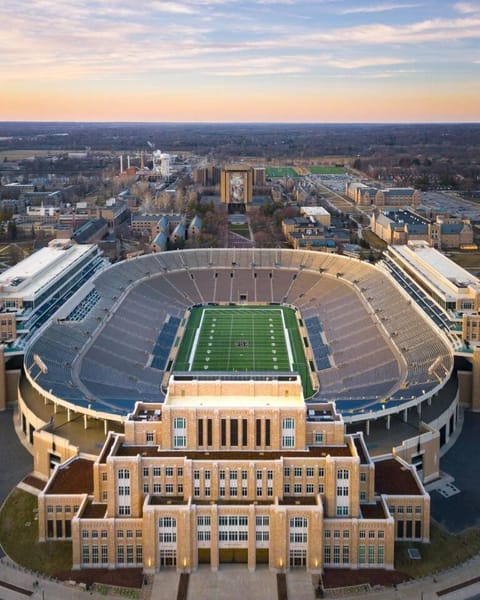 Walk to Notre Dame. Game Room & Hot Tub Hypedome! House in South Bend