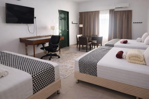 Bed, TV and multimedia, Photo of the whole room, Bedroom, towels