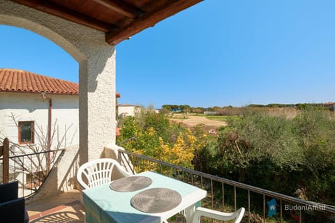 Property building, Balcony/Terrace, Dining area, Sea view