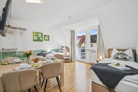 Bed, TV and multimedia, Balcony/Terrace, Dining area, Bedroom, towels, wardrobe